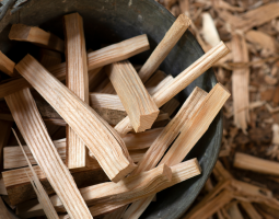 Hoe maakt u zelf aanmaakhout voor de houtkachel?