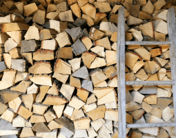 Hoe u brandhout en pelletkorrels het beste kunt opslaan in de zomer!