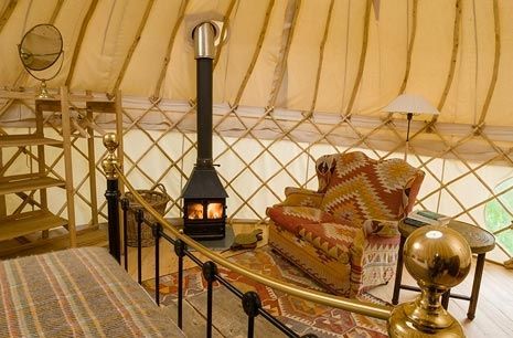 Een rookkanaal of kachelpijp in een Mongoolse Yurt of tent