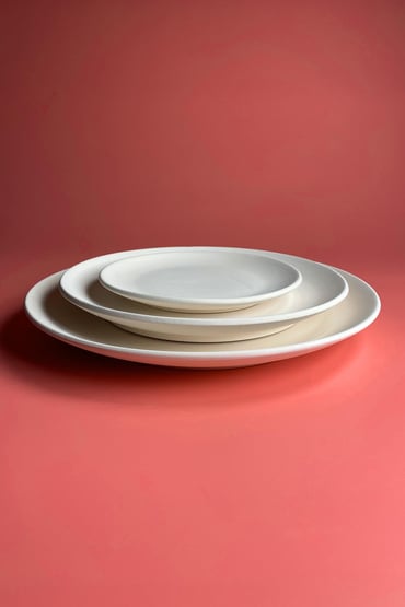 Mertaban diep bord van biscuit aardewerk 18 cm