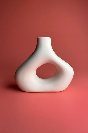 Asymmetrical vaas van keramiek biscuit