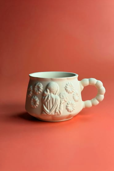 Bloemenmeisje reliëfmok van keramiek biscuit - 220 ml